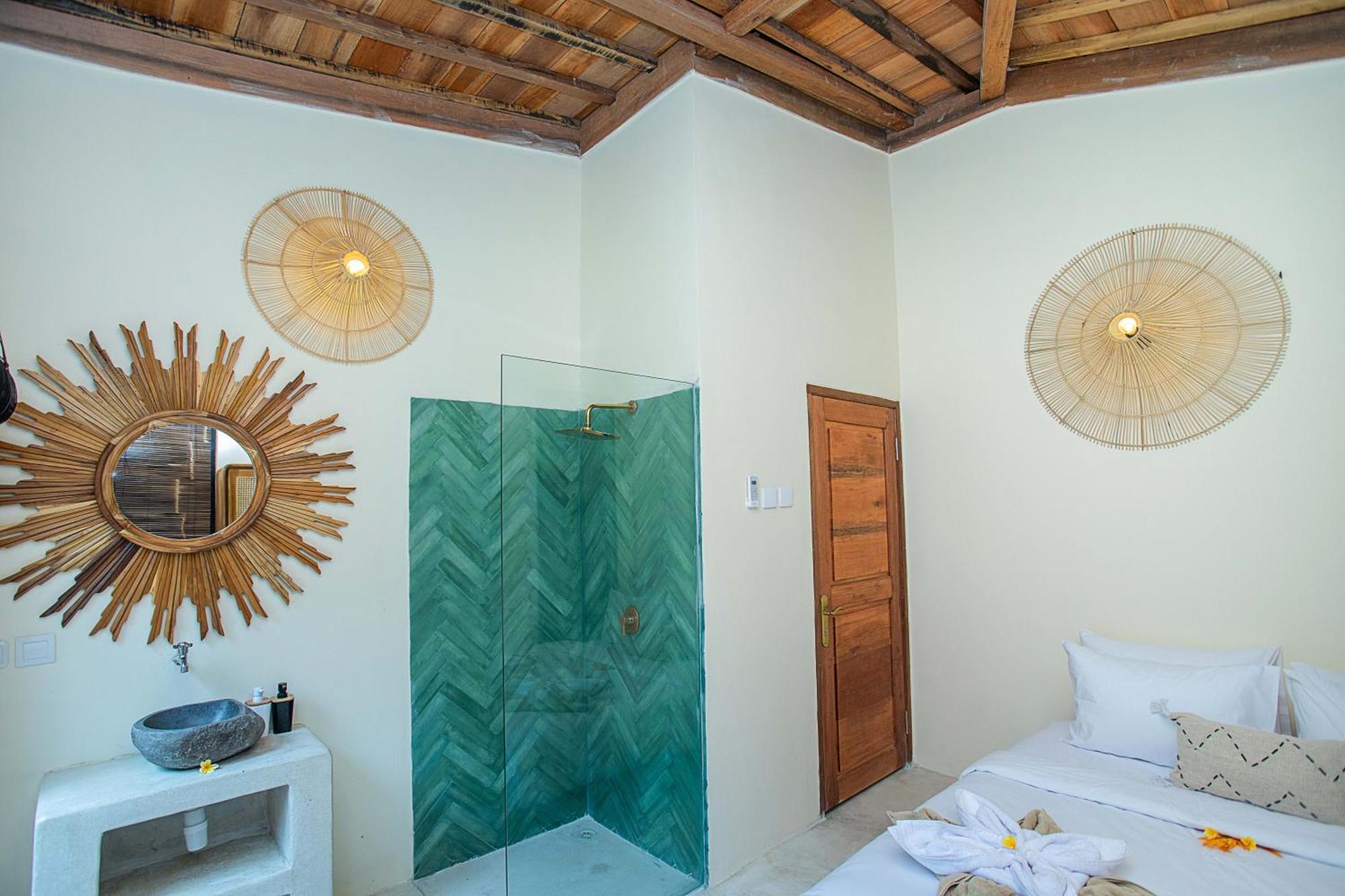 Sunset House Ceningan, 10 Person Beachview Private