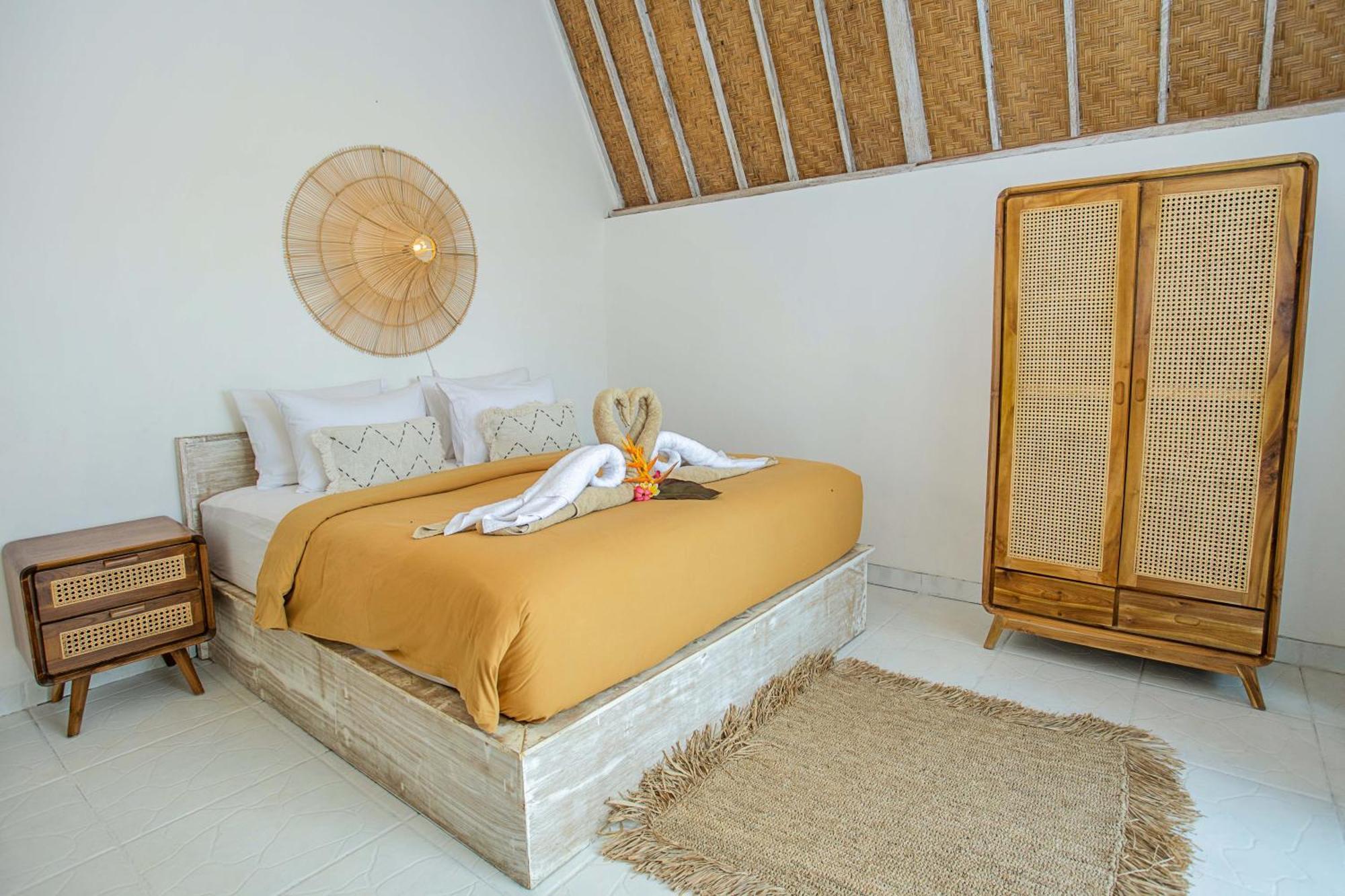 Sunset House Ceningan, 10 Person Beachview Private Villa