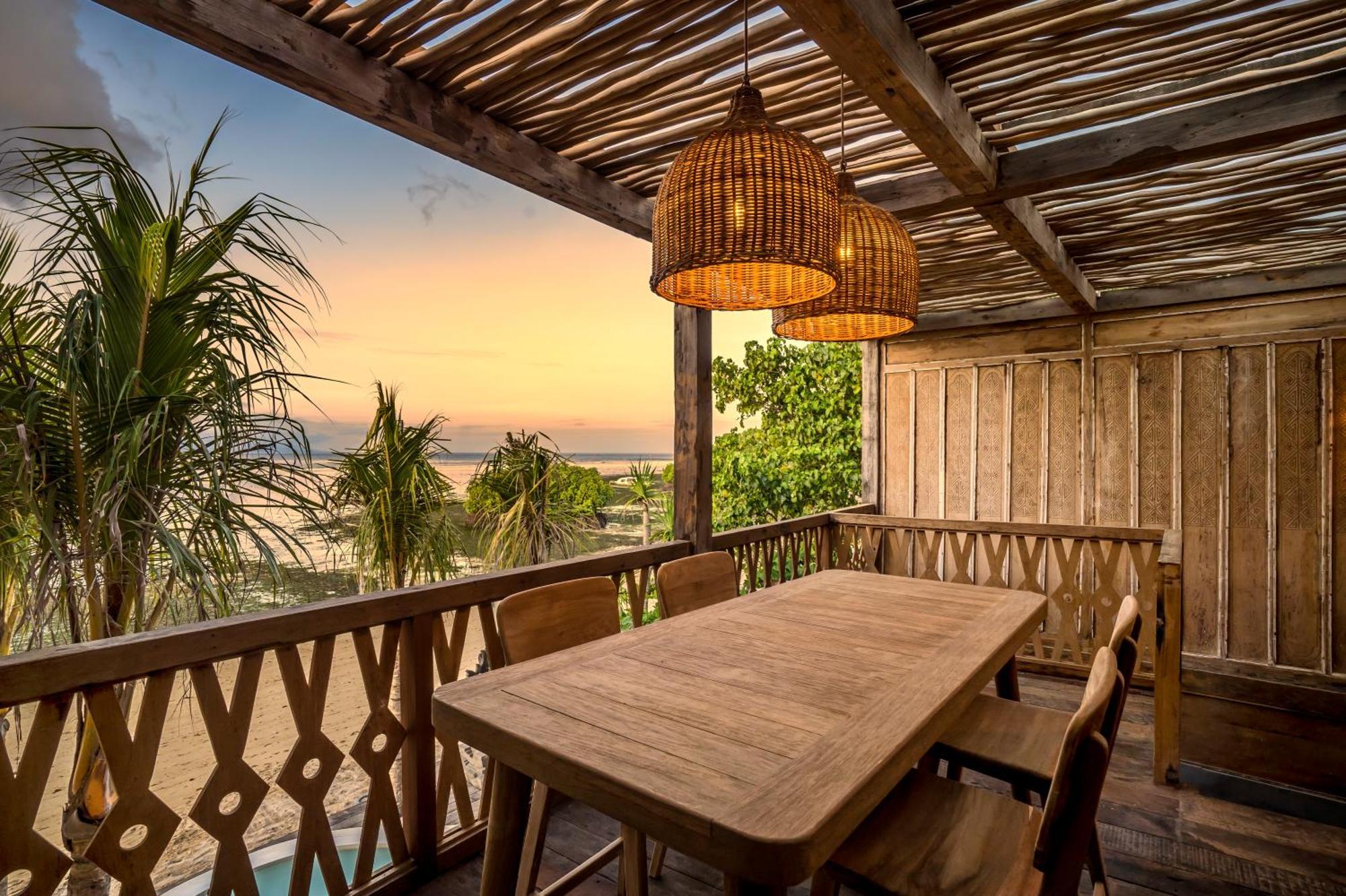Sunset Wood By Alfred In Bali Nusa Lembongan (Bali)