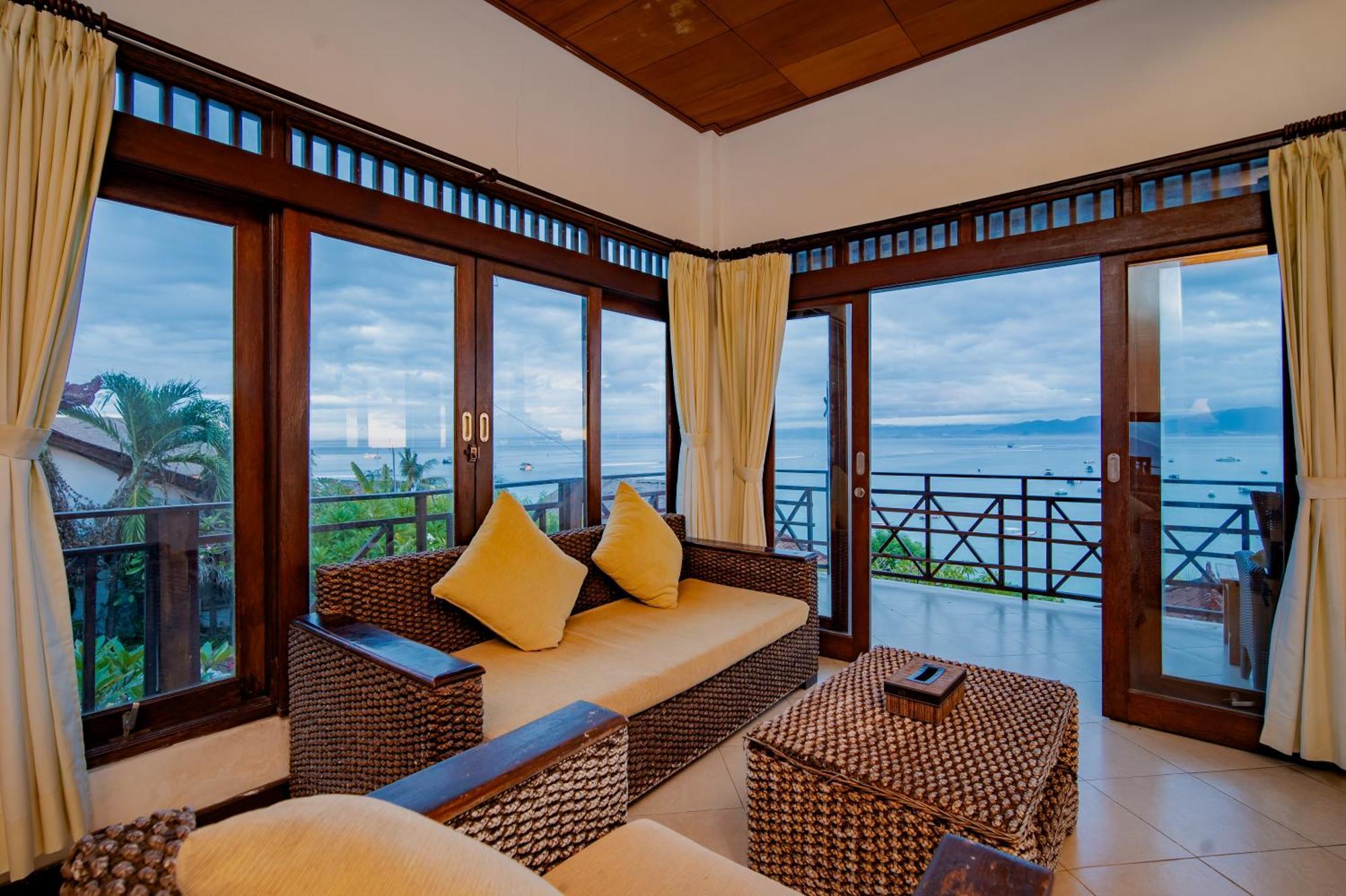 Reef Hotel *