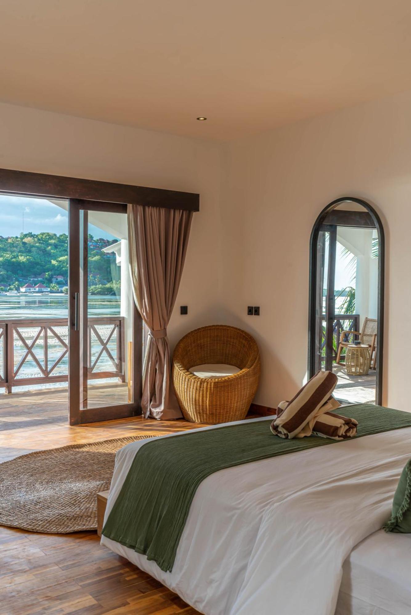 Villa La Ceningan - Breathtaking 4br Beachfront In Nusa Ceningan