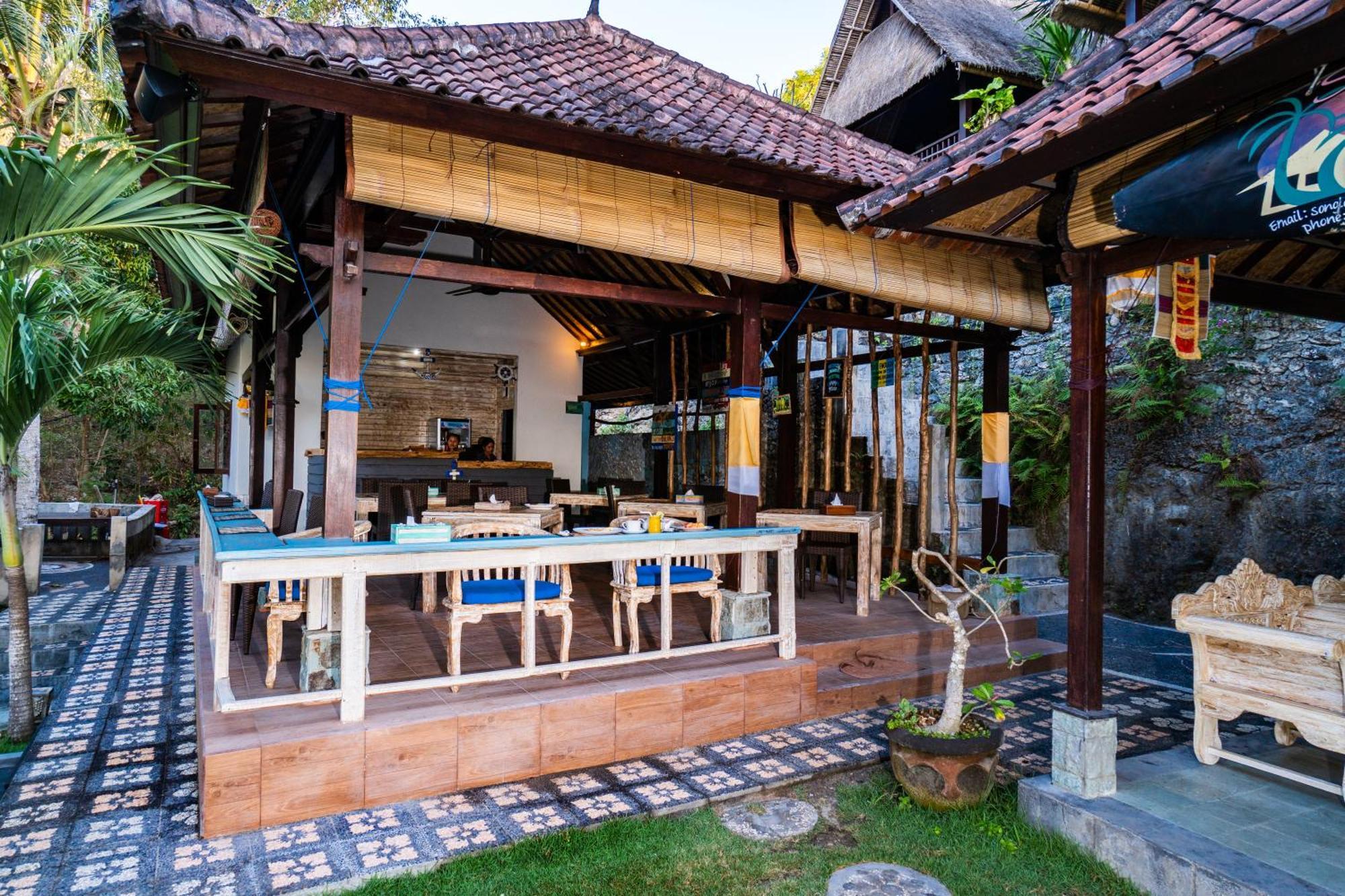 Song Lambung Huts