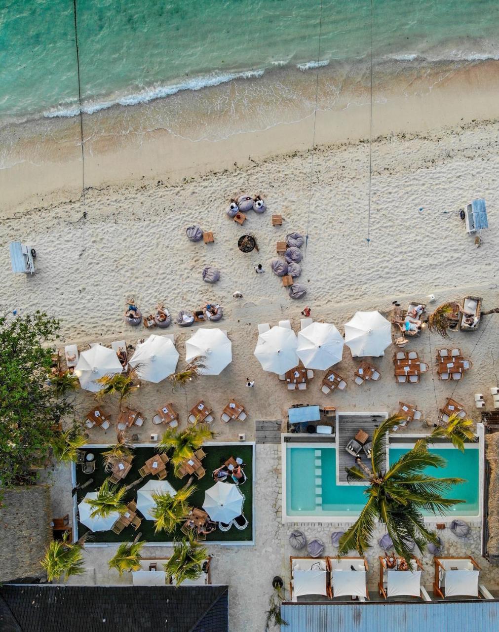 Ohana's Beachfront & Club 4*