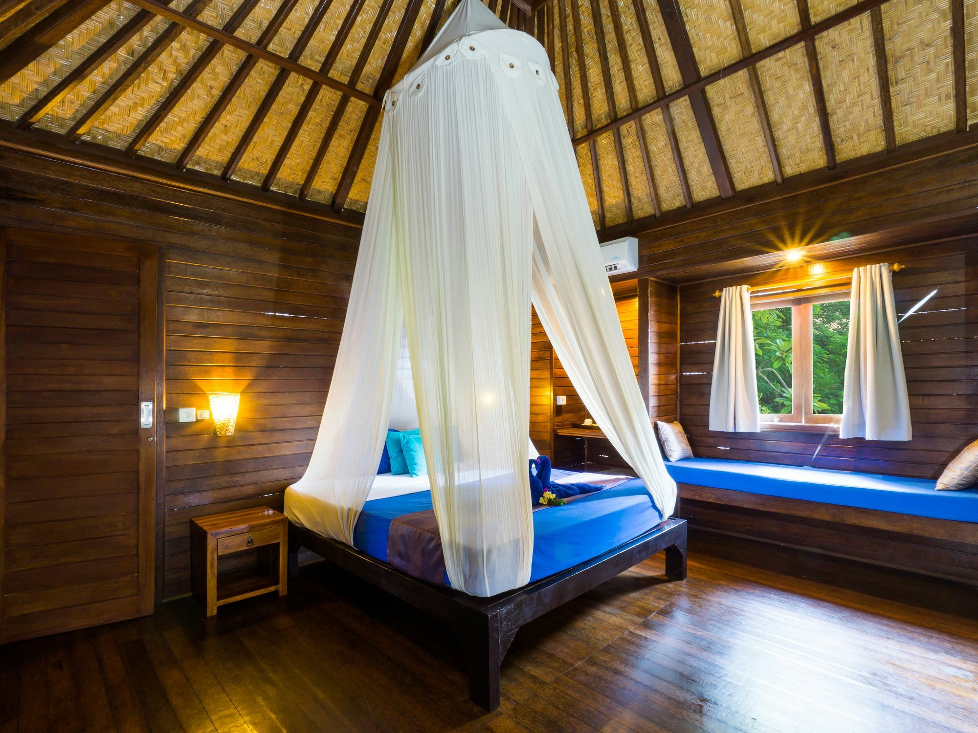 Song Lambung Huts