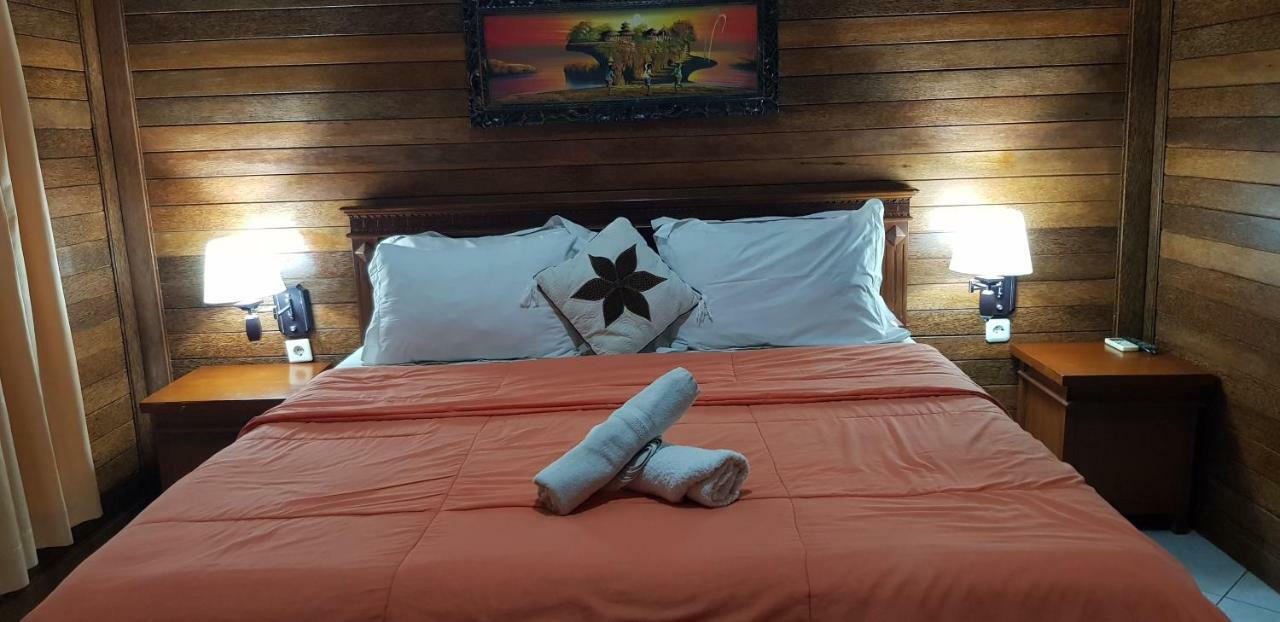 Arya Enny Salon And Wisma tamu Nusa Lembongan (Bali)
