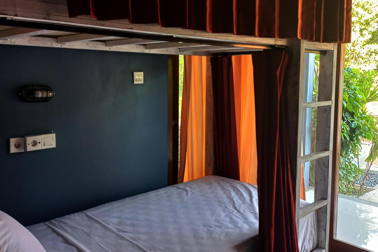 Castaway Island Hostel *