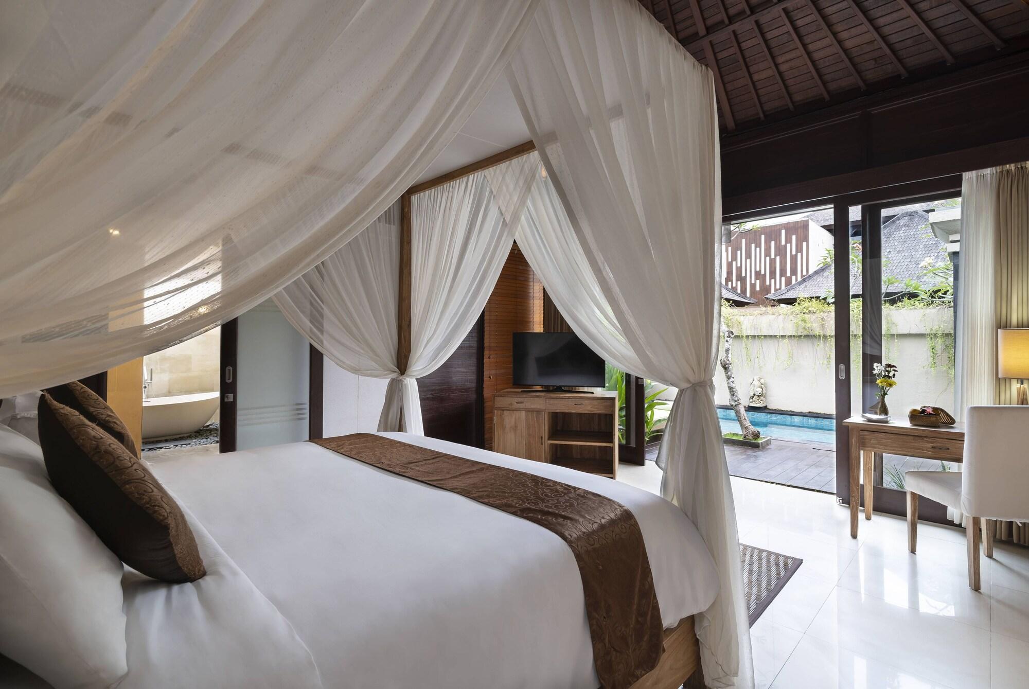 Hotel D'nusa Club And