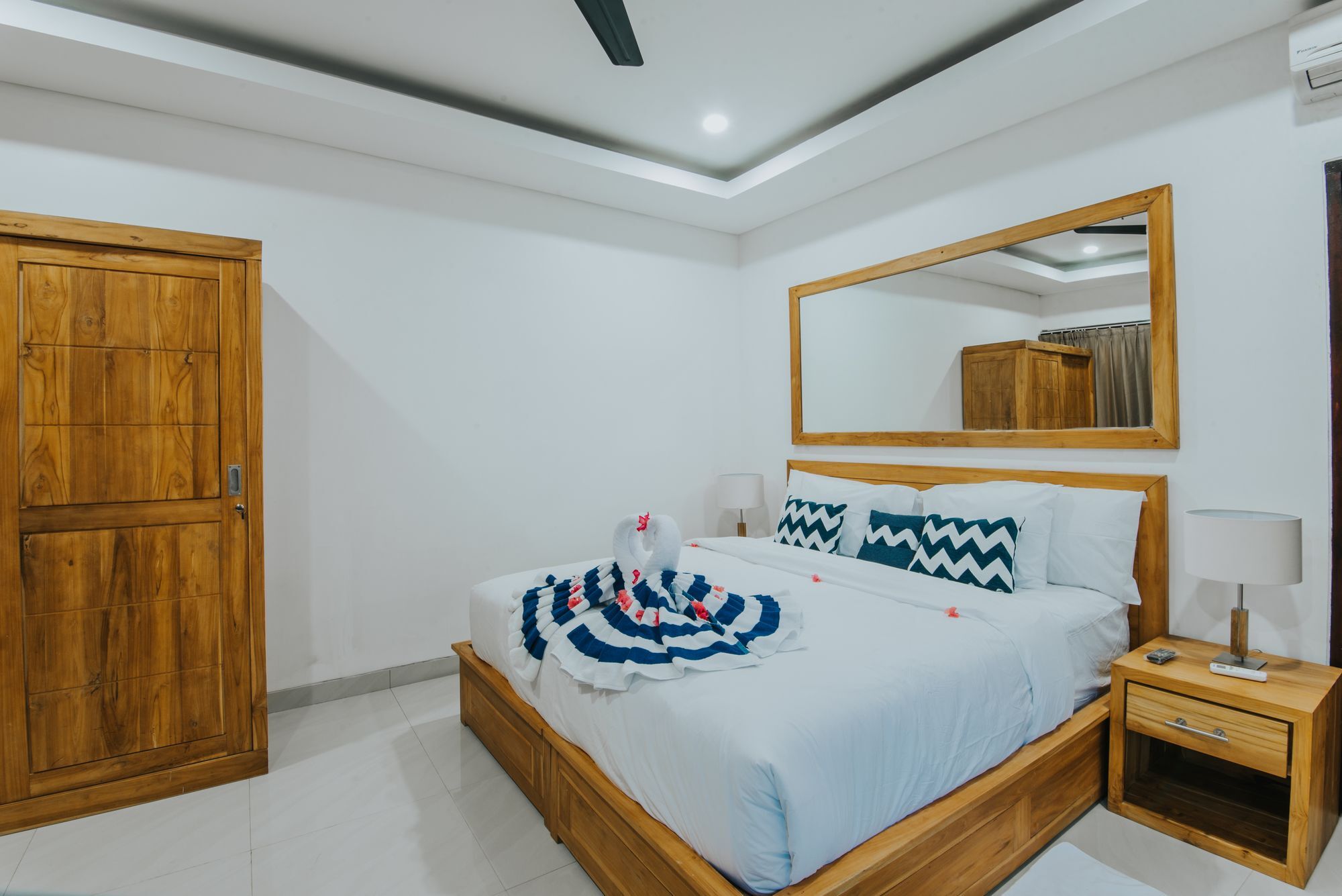 Villa Secret Outlook *